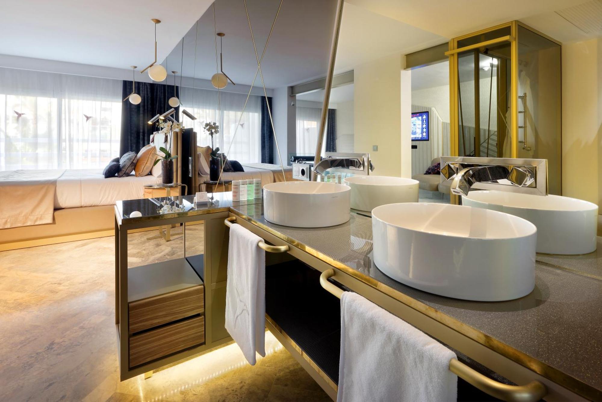 Suite Entrance to Ushuaia Club