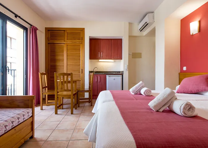 Apartamentos Casa Maria San Antonio  met golfbaan